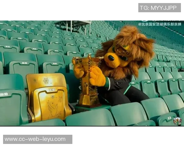 国安足协杯冠军献给已逝球迷杨雪金色座椅与奖杯共同见证感动时刻